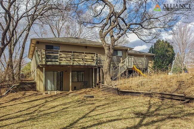 Building Photo - Amazing, Spacious Home! Pet Friendly!