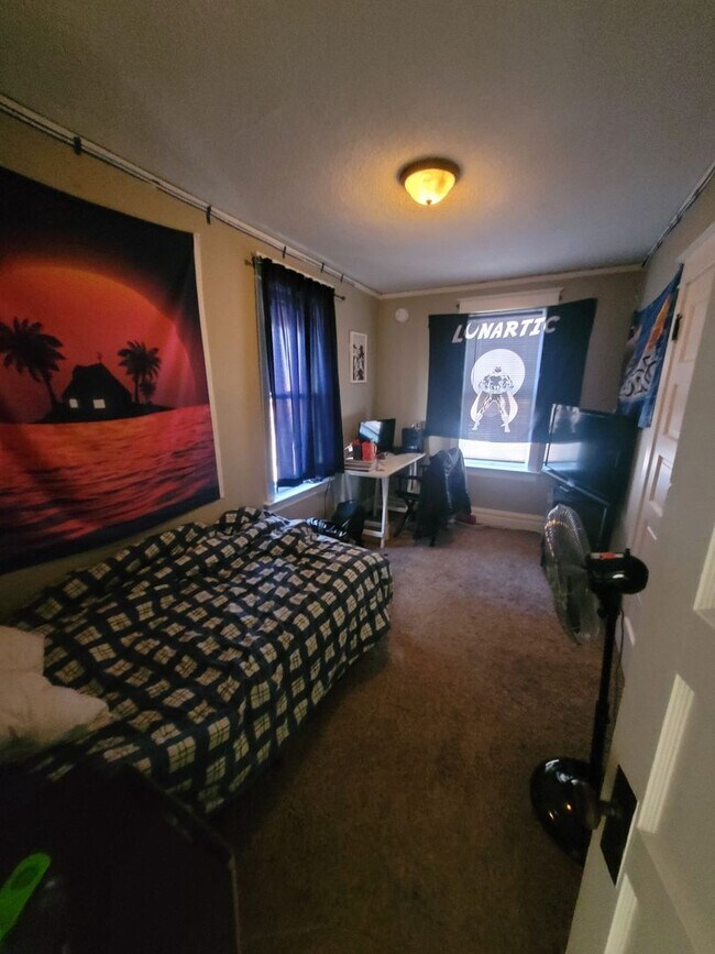 Building Photo - AVAILABLE JUNE - 3 Bed 1 Bath w/ Bonus Att...