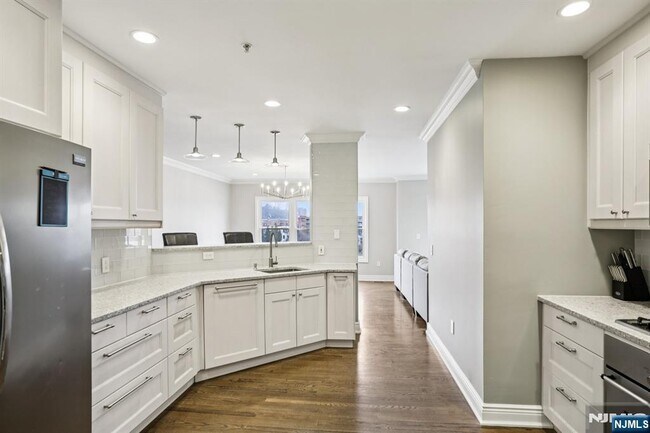 Building Photo - 343 The Promenade