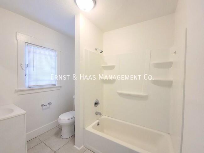 Building Photo - Charming 1 Bedroom Bungalow Apartment in C...