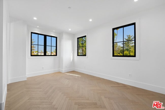 Building Photo - 4539 Longridge Ave