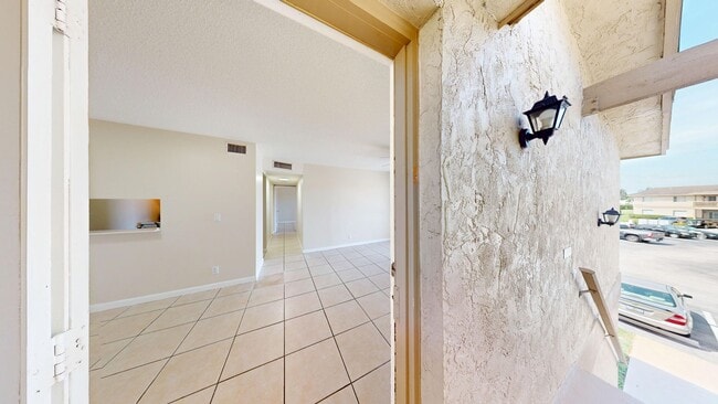 Building Photo - 2BD/2BA Condo in West Palm Beach!!