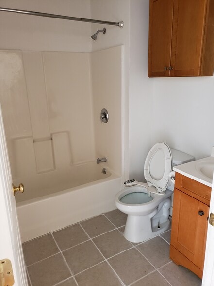 bathroom - 2864 Fort Bridgman Rd