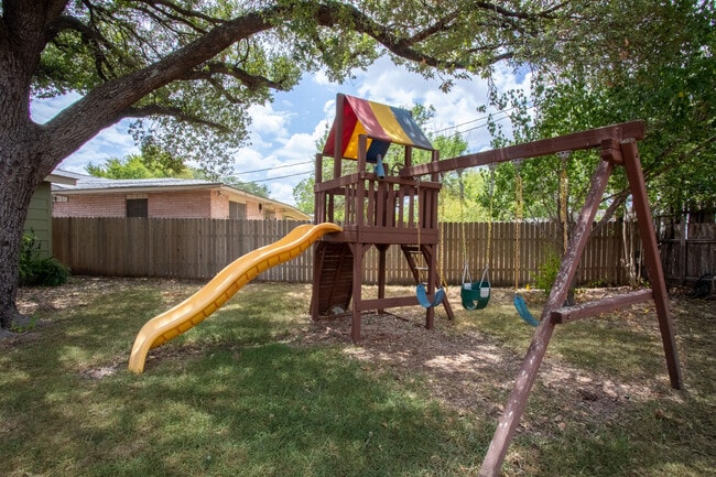 Building Photo - 223 Downshire Dr