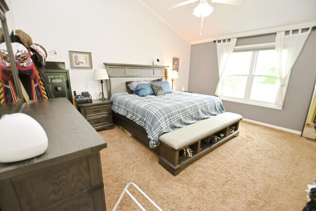 Building Photo - Large 4-5 bedroom 2.5 bath home in South B...