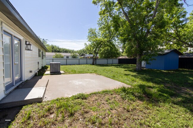 Building Photo - 1310 Eleanor St