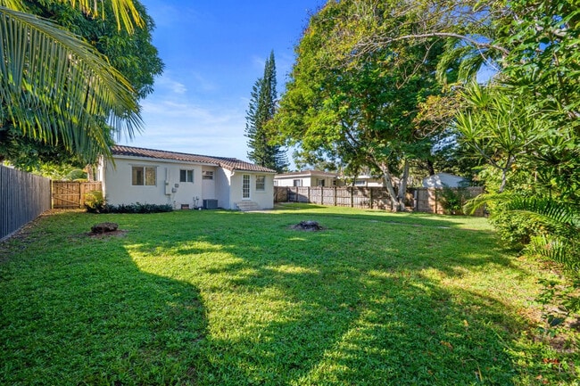 Building Photo - 1535 Plunkett St