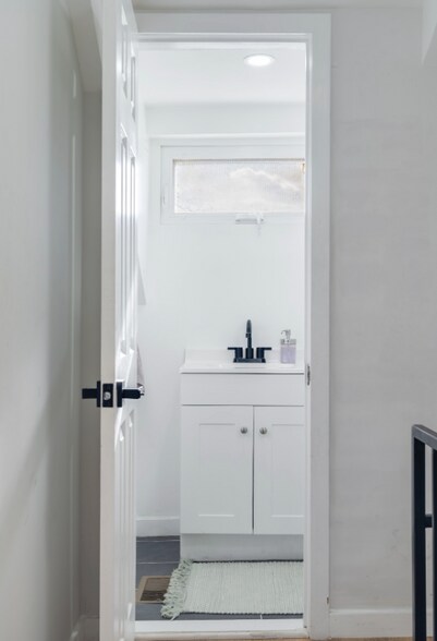 Building Photo - 12 W 52nd St