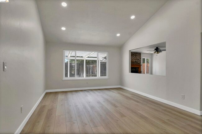 Building Photo - 630 Heather Pl