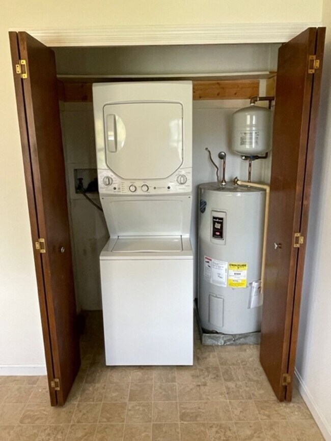 Building Photo - 550 S Hanover St