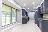 Building Photo - Remodeled 3 bedroom/ 2 bathroom in South B...