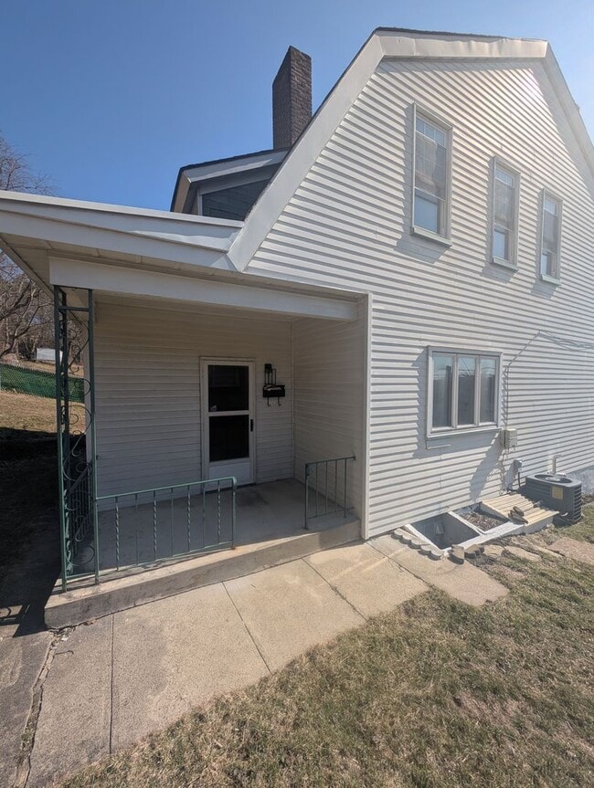 Building Photo - Newly Renovated 2 Bed, 1 Bath Home in Crafton -- AVAILABLE NOW!