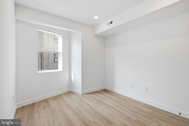 Building Photo - 1027 W Arizona St