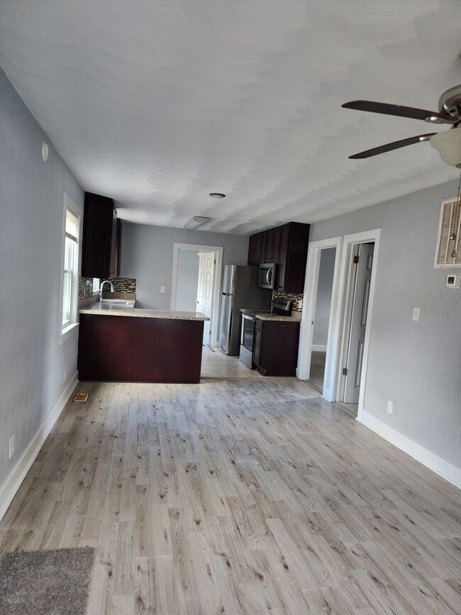 Building Photo - beautiful renovated home in nice area