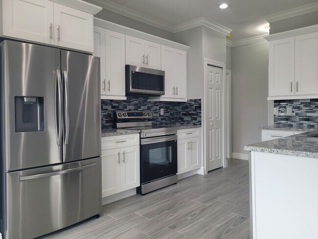 Building Photo - 4 Bedrooms and 2 Bathrooms
