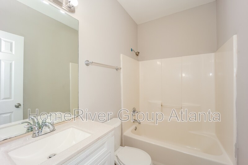 Building Photo - 2175 Lake Royale Dr