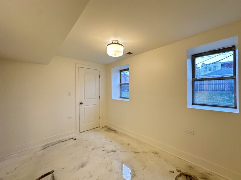 Building Photo - 2537 N Kildare Ave