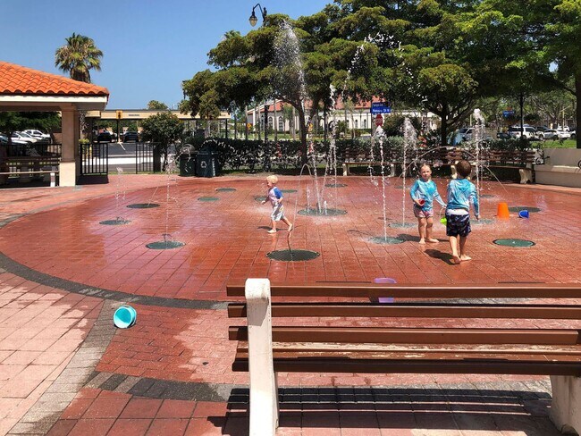 Building Photo - Seasonal Rental Near Venice – Pet-Friendly 3 Bed, 2 Bath Home