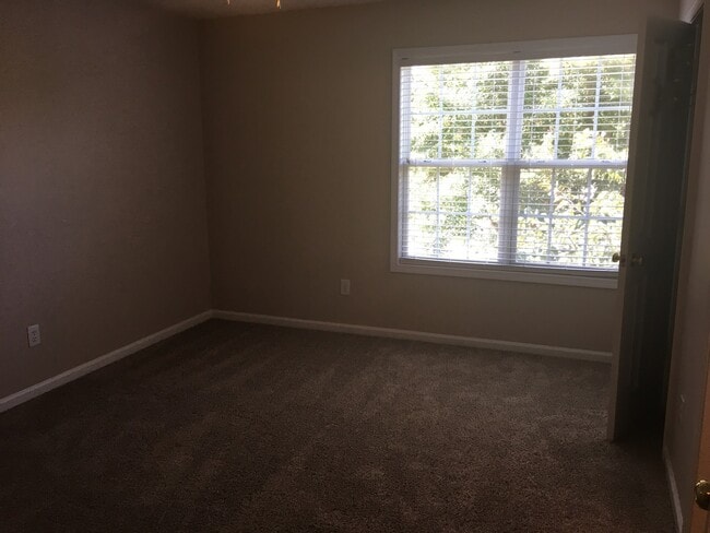 Building Photo - 2401 Laurel Falls Ln