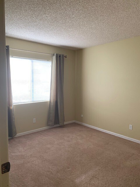 Building Photo - Charming 3 bedroom/2.5 bath Home - Call to schedule an appointment/Repairs in progress - Availabl...