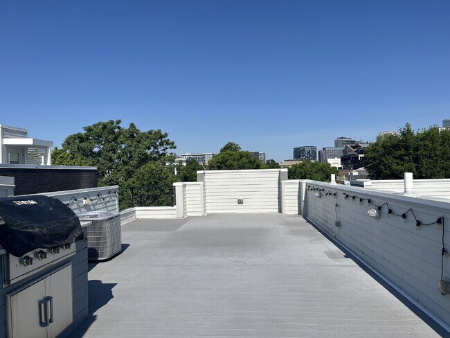 Building Photo - "Spacious Urban Living: 3-Bedroom Townhouse with 3.5 Baths in Nashville's Vibrant Core!" STUNNING...