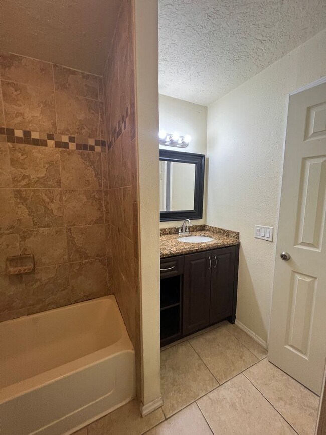 Building Photo - Updated 2 Bed/2 Bath Condo with Screened P...