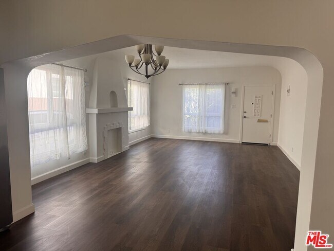 Building Photo - 1325 S Rimpau Blvd