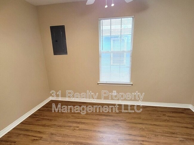 Building Photo - 1020 W Baker St