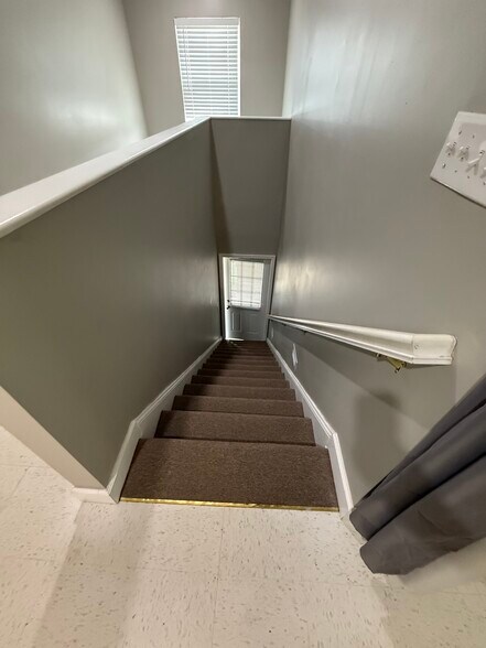 Building Photo - 165 Main St