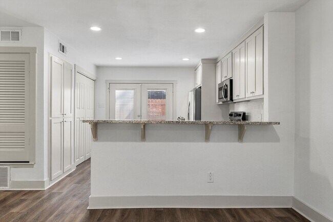 Building Photo - Updated Amazing Townhome