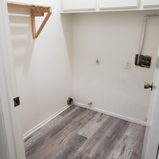 Building Photo - (((AVAILABLE))) REDLANDS 3bed 2 bath Must See!