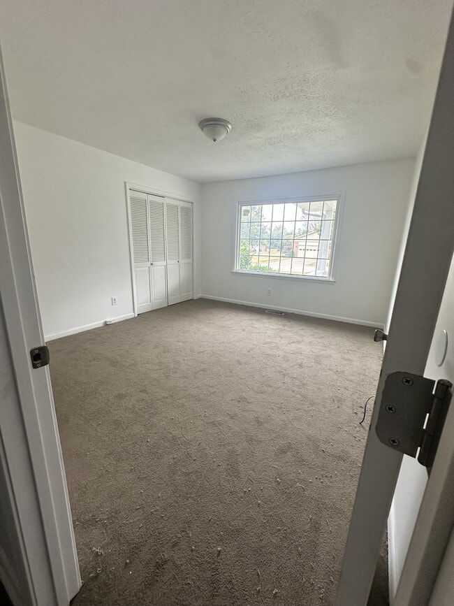 Building Photo - 802 Oak Hurst Dr