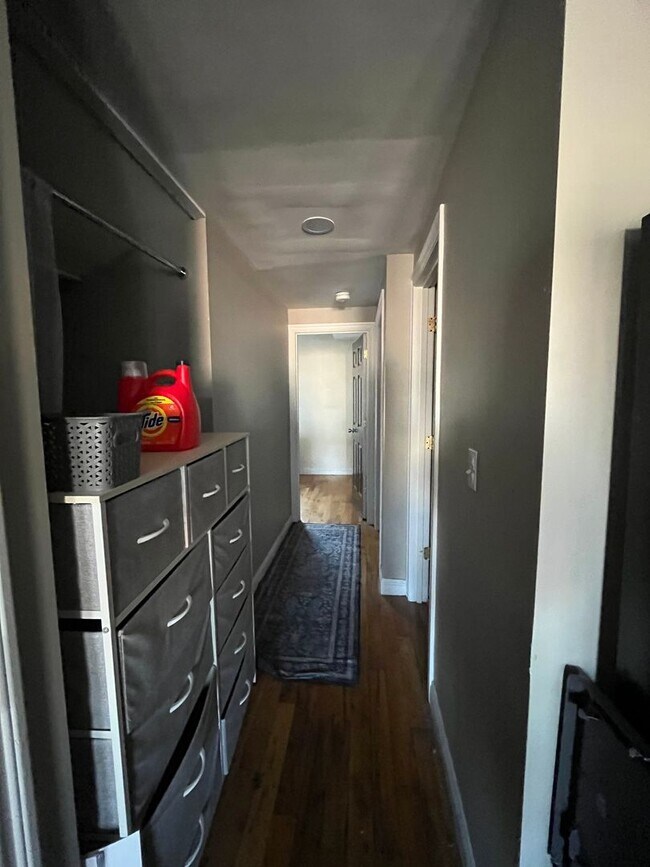 Building Photo - Great 5 bed Close to Northeastern