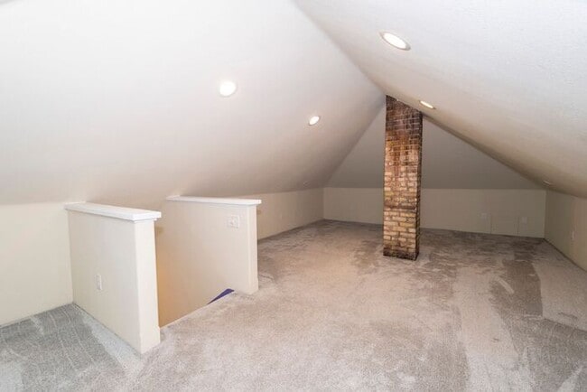 Building Photo - Near Northwest Neighborhood in South Bend 4 bedroom Craftsman style 2-story