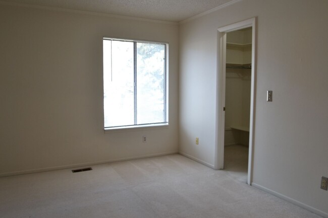 Building Photo - 2 Bedroom Townhome with AC!