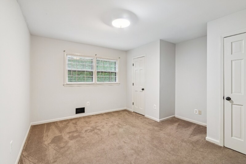 Building Photo - 2600 Lantern Ln