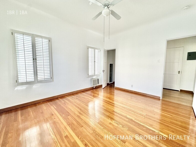 Building Photo - 5044 Rosewood Ave