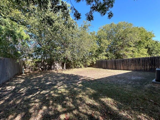 Building Photo - 3/2/2 on Misty Acres / Fridge Included /No...