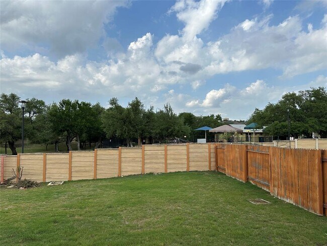 Building Photo - 4237 Privacy Hedge St