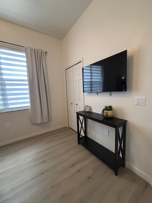 Building Photo - 533 SE 21st Ave