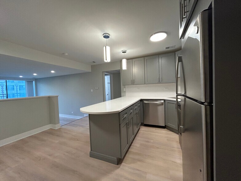 Building Photo - 1214 N La Salle Dr