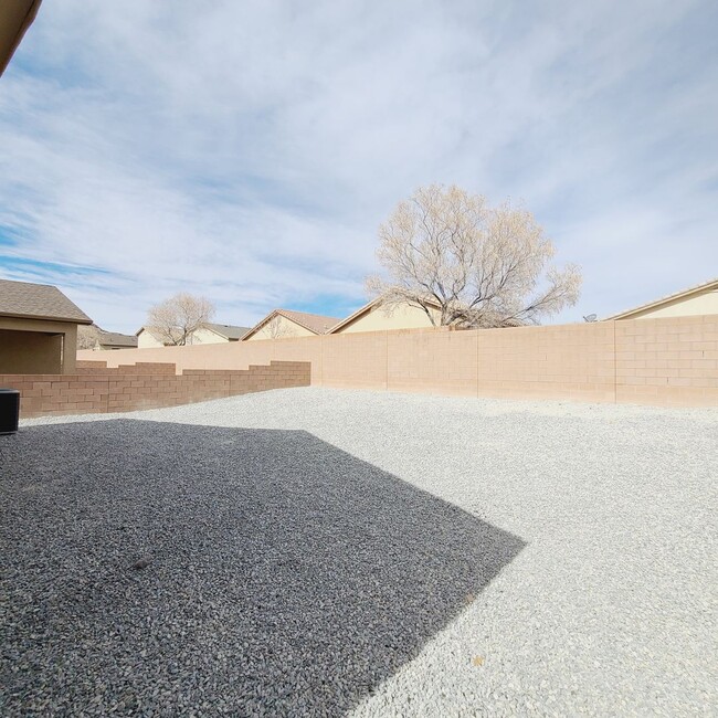 Building Photo - 4 bed 2 bath home in Huning Ranch! Newly Built