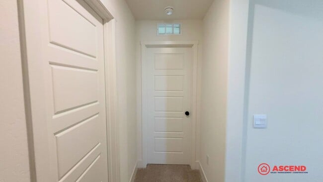Building Photo - Lovely Home Near Frontier Highschool!