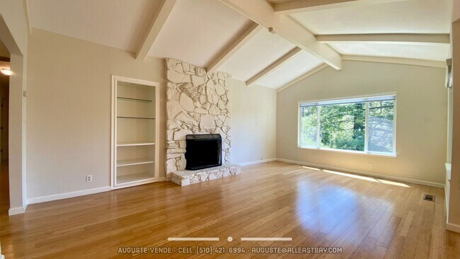 Building Photo - Lovely and RARE 3/2 single level home in O...