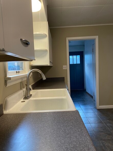 kitchen to back door - 944 E 5th Ave