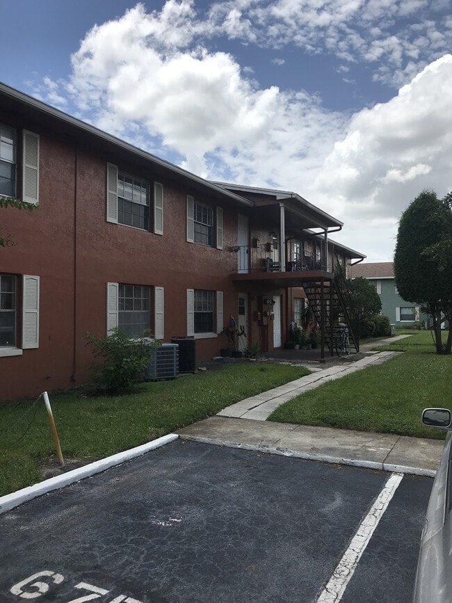 Building Photo - 1667 W Oak Ridge Rd