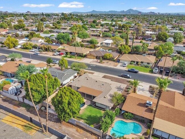 Building Photo - 5 Bed, 3 Bath, Pebble Tec Pool, Granite Counters Huge Kitchen Island