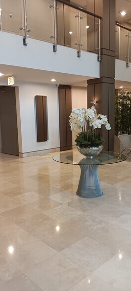 Lobby - 400 4th Ave S