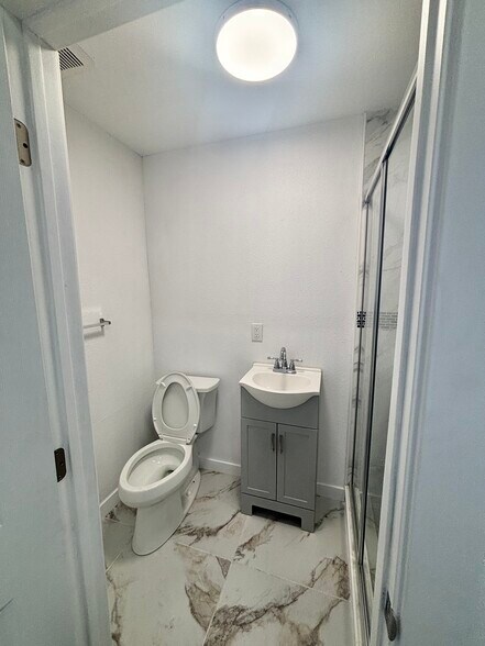 Building Photo - 1582 W 29th St