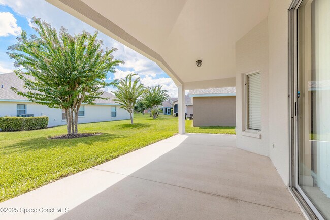 Building Photo - 1442 Areca Palm Dr